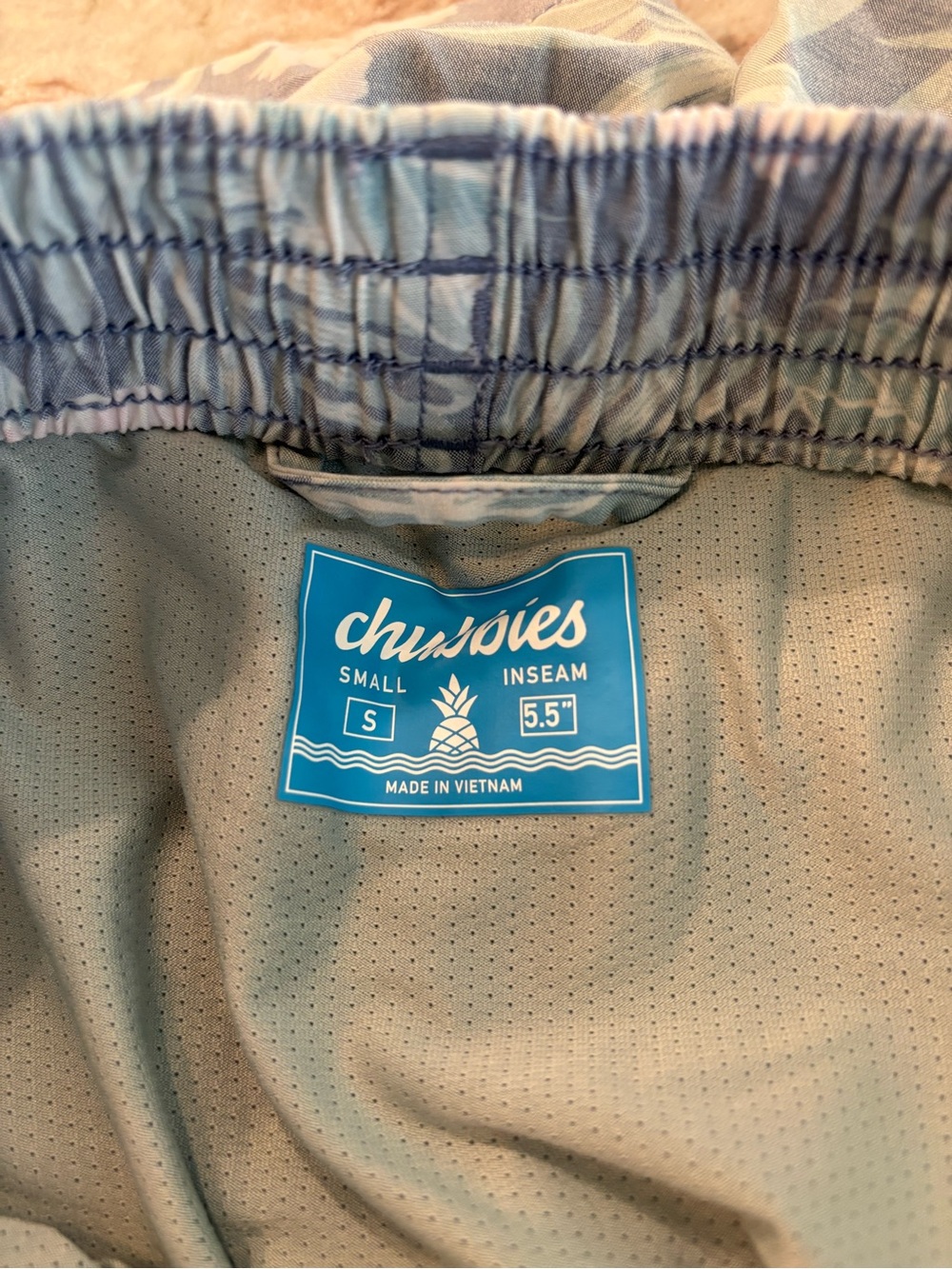 Chubbies Men's Tropical Floral Swim 5.5” Shorts in Light Blue Small Lined - Picture 5 of 8
